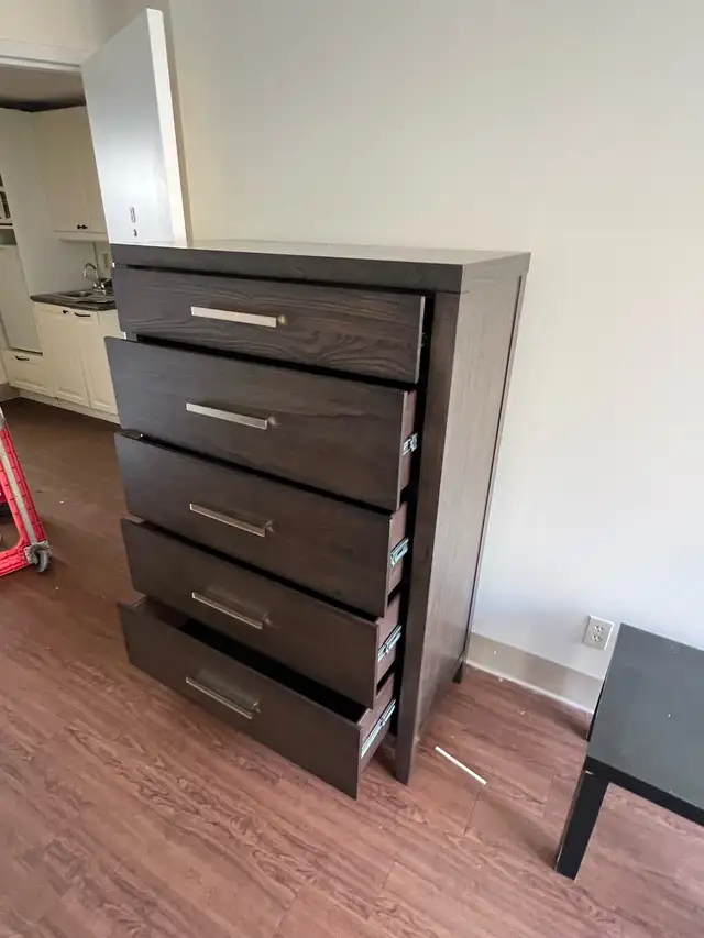 Free delivery used Ashley dresser (2 month used ) new 1100$ - Photo 8