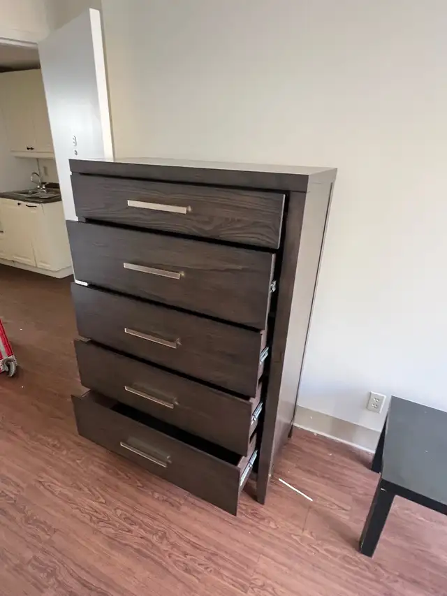 Free delivery used Ashley dresser (2 month used ) new 1100$ - Photo 9