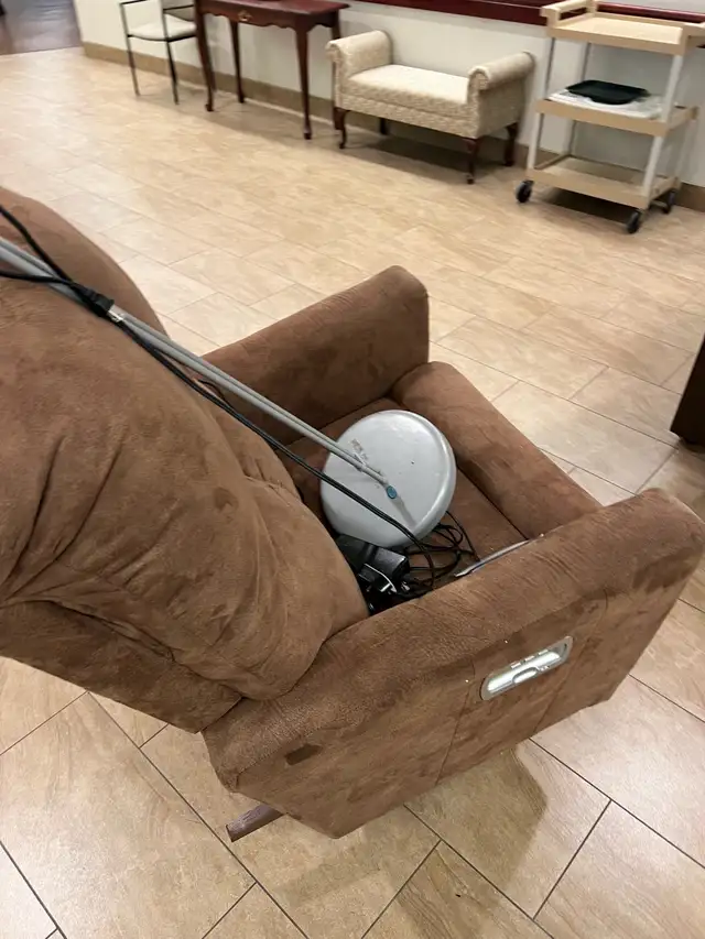 Free delivery Like New La-Z-Boy Power Lift Recliner New (2800$)