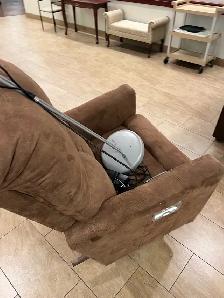 Free delivery Like New La-Z-Boy Power Lift Recliner New (2800$)