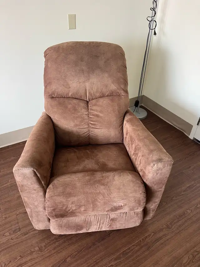 Free delivery Like New La-Z-Boy Power Lift Recliner New (2800$) - Photo 2