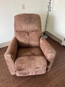Free delivery Like New La-Z-Boy Power Lift Recliner New (2800$) - Photo 2