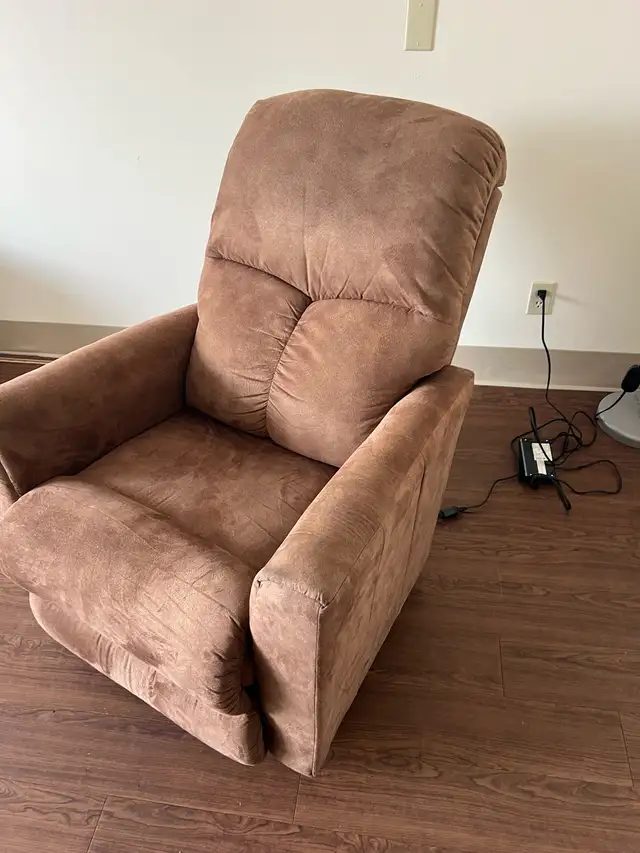 Free delivery Like New La-Z-Boy Power Lift Recliner New (2800$) - Photo 3