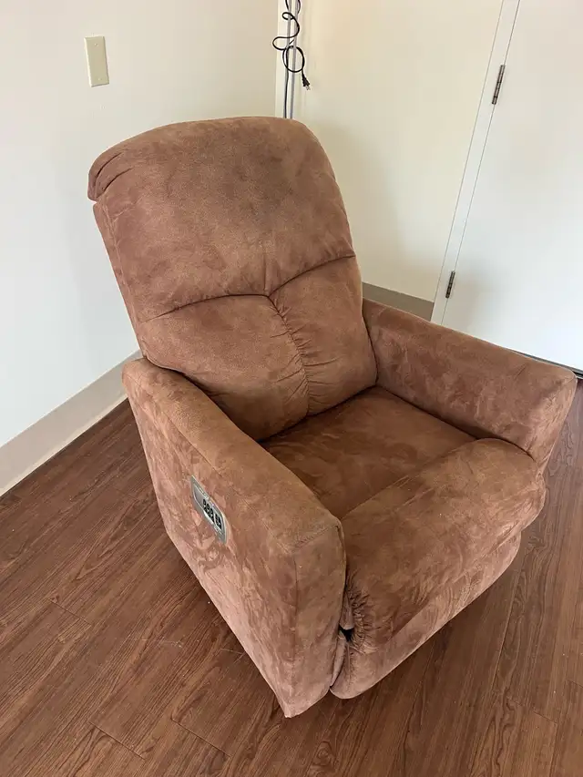 Free delivery Like New La-Z-Boy Power Lift Recliner New (2800$) - Photo 4