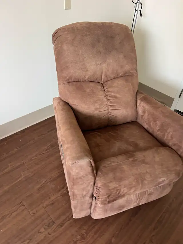Free delivery Like New La-Z-Boy Power Lift Recliner New (2800$) - Photo 5