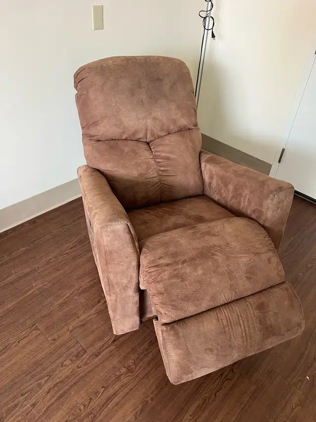 Free delivery Like New La-Z-Boy Power Lift Recliner New (2800$) - Photo 8
