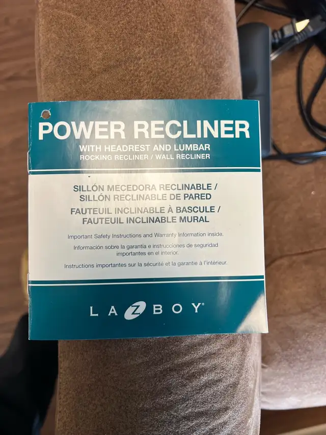 Free delivery Like New La-Z-Boy Power Lift Recliner New (2800$) - Photo 10