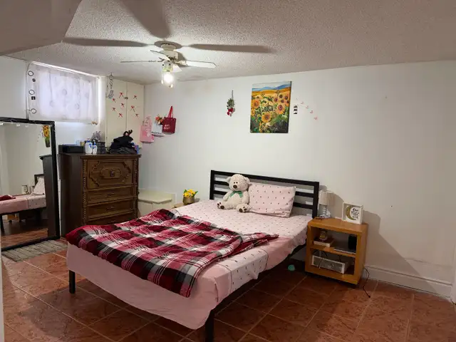 1 bedroom basement - Photo 2