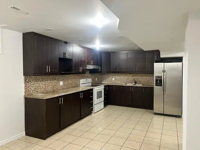 1 big bedroom in 3 bed room basement apartment - Photo 3