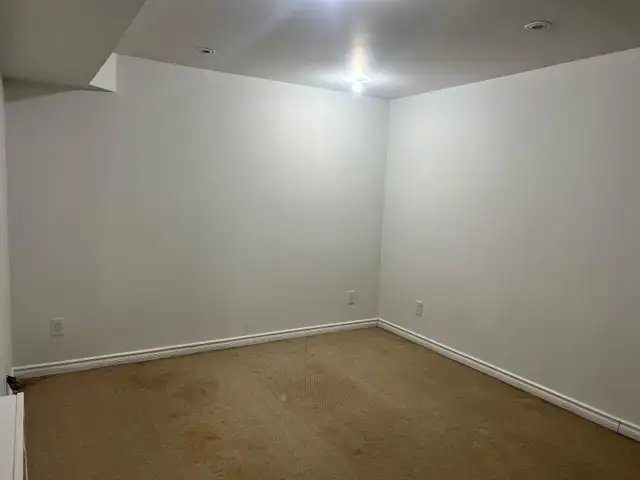 1 big bedroom in 3 bed room basement apartment - Photo 5