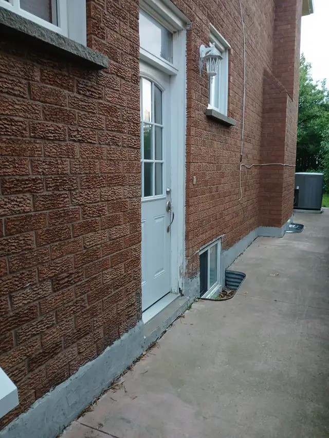 1 big bedroom in 3 bed room basement apartment - Photo 7