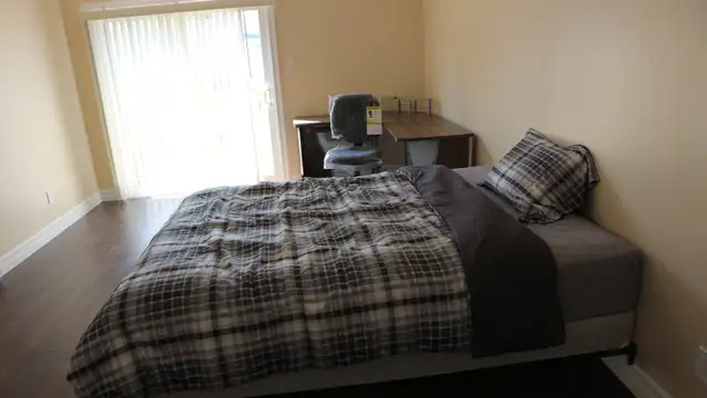 Huge Master Bedroom – Minutes from MUN - Photo 2