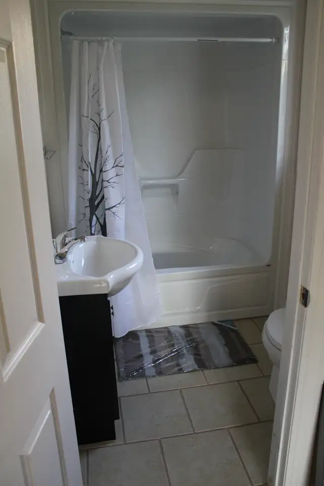 Huge Master Bedroom – Minutes from MUN - Photo 4