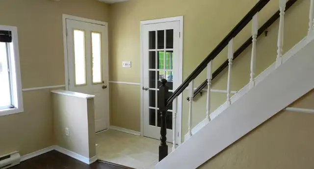 3 Bedroom Apartment - Available May! - Photo 3