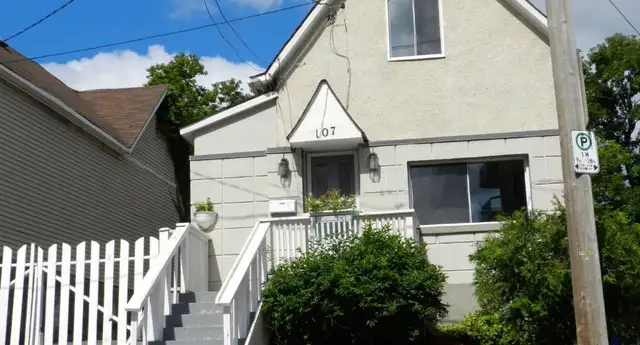 3 Bedroom Apartment - Available May! - Photo 7