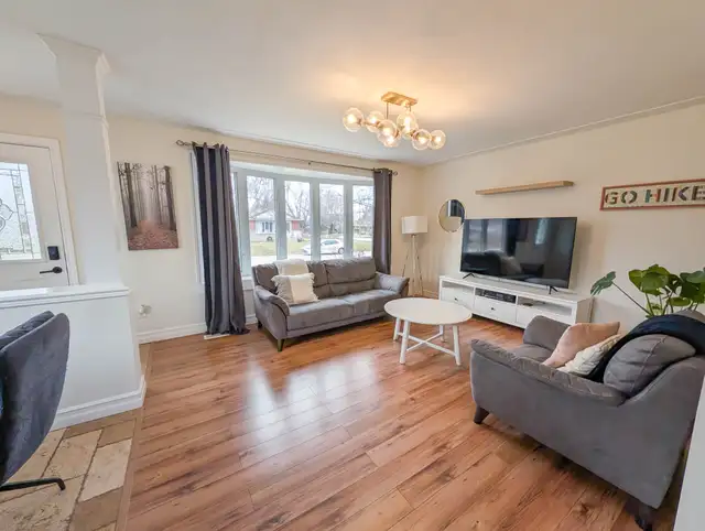 50 Whittaker Ave, Grimsby - Waterfront 3 Bed Main Unit - Photo 2