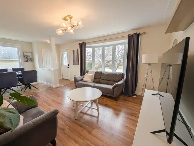 50 Whittaker Ave, Grimsby - Waterfront 3 Bed Main Unit - Photo 3