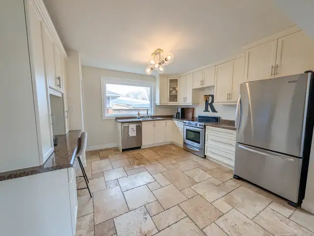 50 Whittaker Ave, Grimsby - Waterfront 3 Bed Main Unit - Photo 7