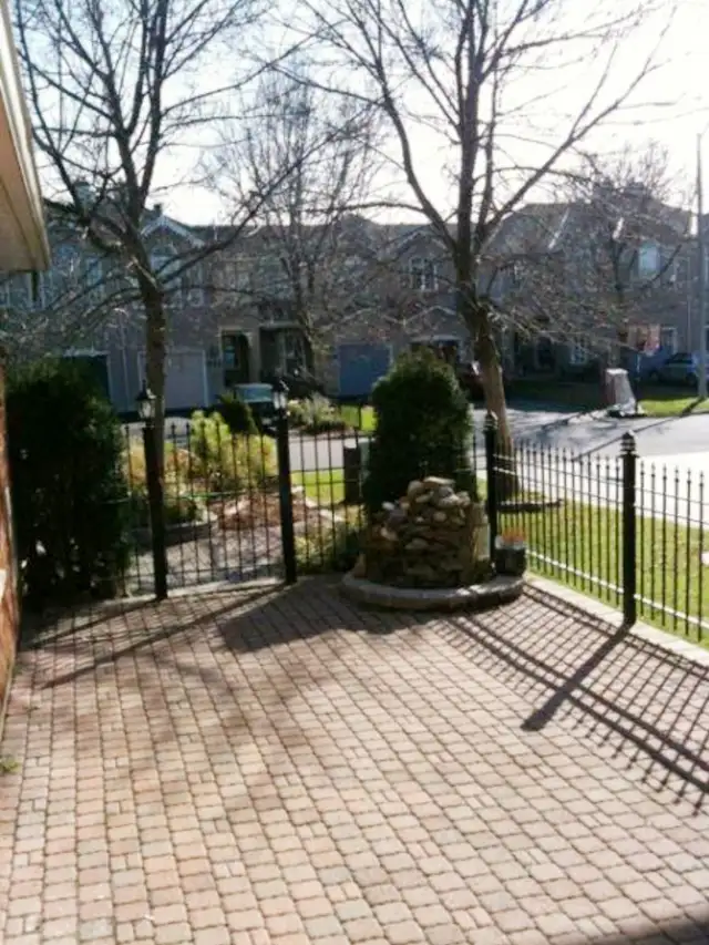 Beautiful 3 Bedroom End Unit Townhouse Silver City Location - Photo 2
