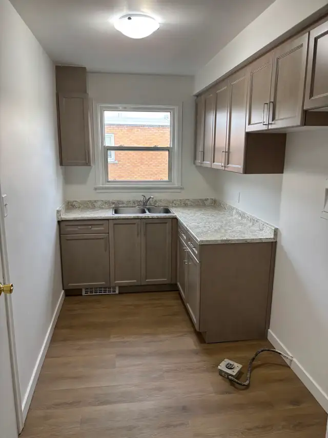 Riverside park area upper 3 bedroom apartment for rent