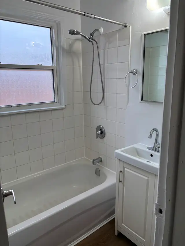 Riverside park area upper 3 bedroom apartment for rent - Photo 8