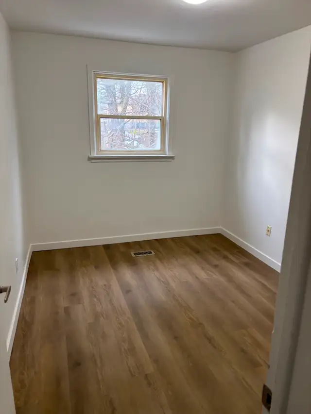 Riverside park area upper 3 bedroom apartment for rent - Photo 9