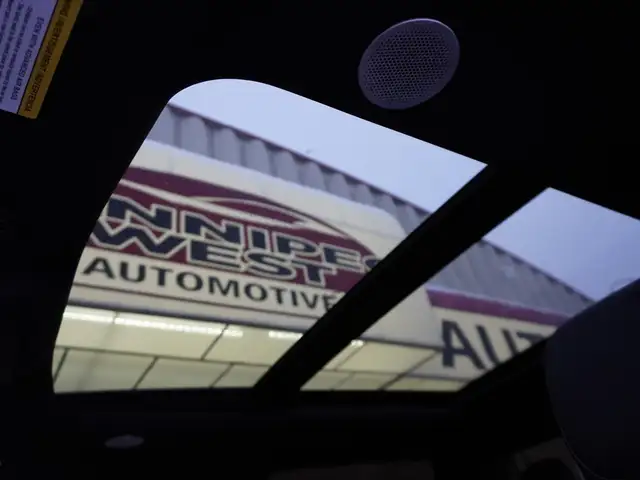 2023 Ford F-150 TRIPLE BLACK LARIAT ONLY 18,000KMS STILL AS NEW! - Photo 2