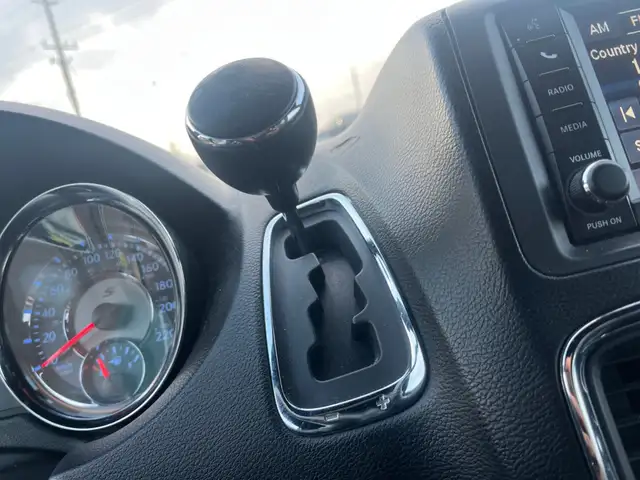 2015 Chrysler Town & Country S | NAVI | BACK-UP CAM | BLIND SPOT - Photo 25