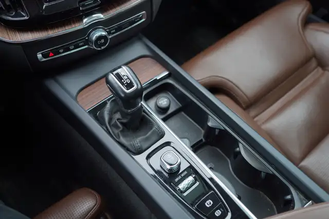 2019 Volvo XC60 T6 Inscription AWD, Sunroof, Alloy Wheels. - Photo 5
