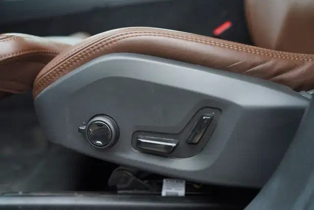 2019 Volvo XC60 T6 Inscription AWD, Sunroof, Alloy Wheels. - Photo 6