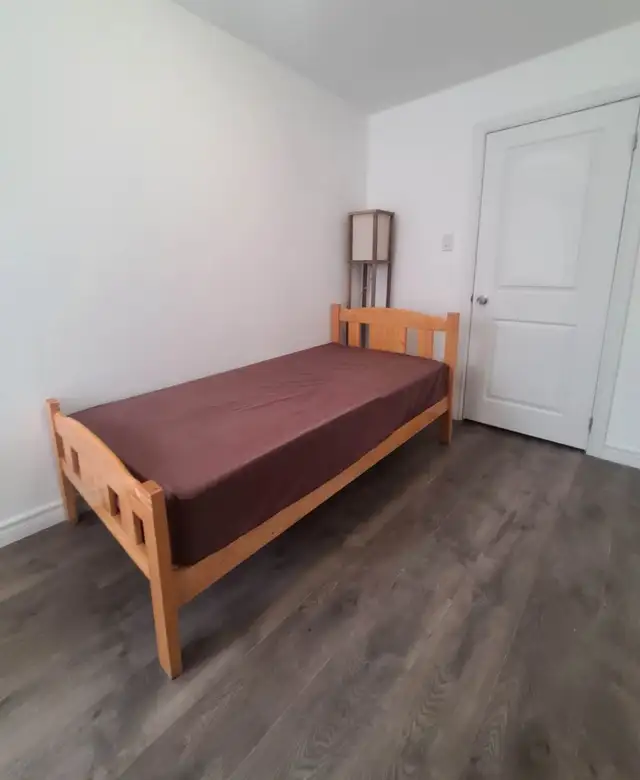 Christie, @Bloor TTC, Room on 2nd Floor to Rent-2Mins TTC Subway - Photo 4