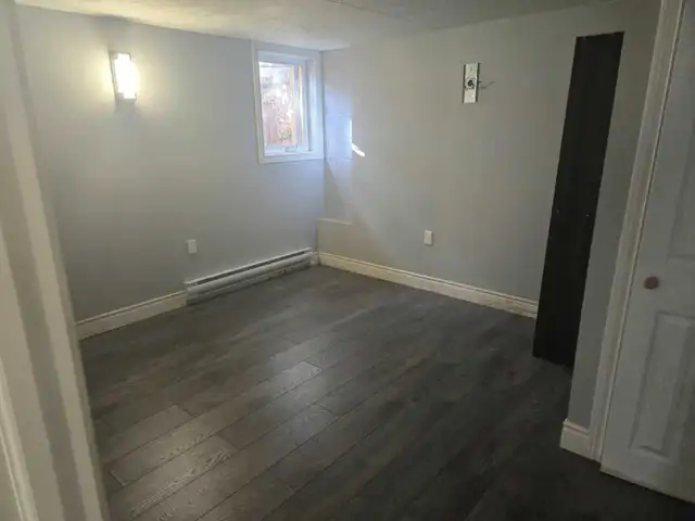 1 1 Bedroom Apt, Central Stoney Creek,  Apr 1 - Photo 2