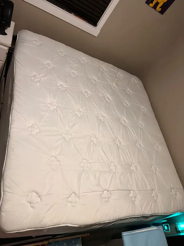 Kingsize Bed & Boxsprings & Extras - Photo 2