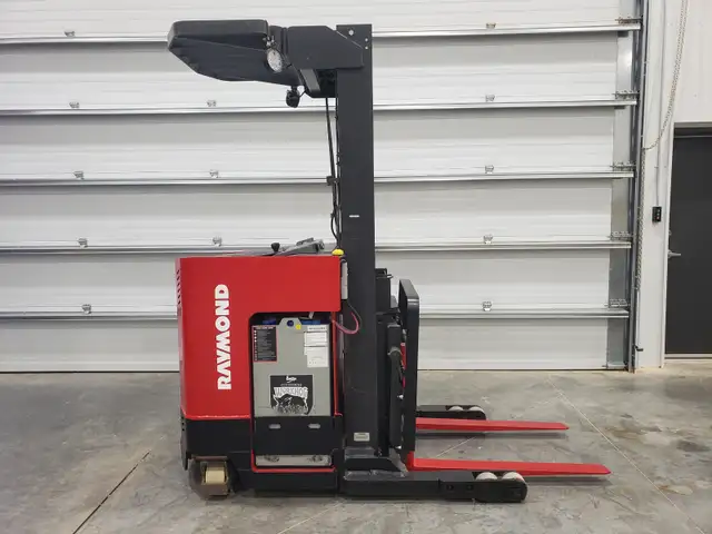 Electric Forklift - Photo 4