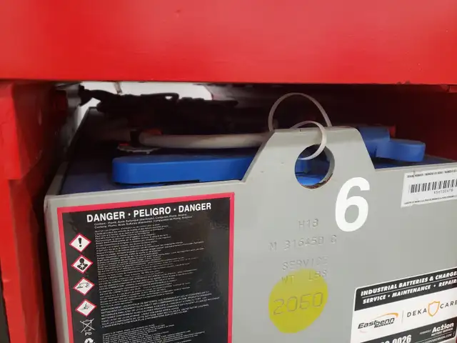 Electric Forklift - Photo 7