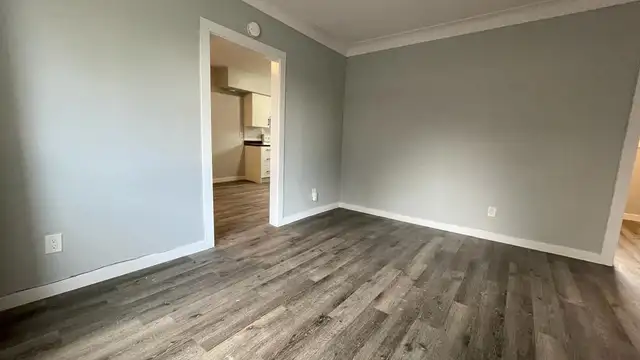 Renovated 3 Bedroom Apartment - Photo 7