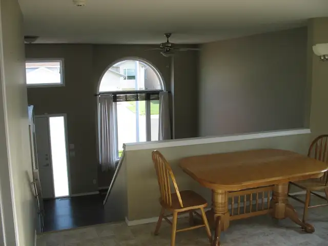 Beautiful Westside Two-Bedroom House (Top Floor, Private Yard) - Photo 3