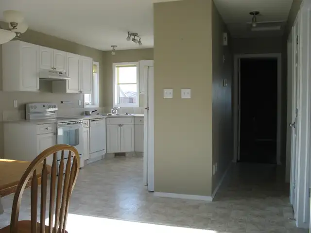 Beautiful Westside Two-Bedroom House (Top Floor, Private Yard) - Photo 4