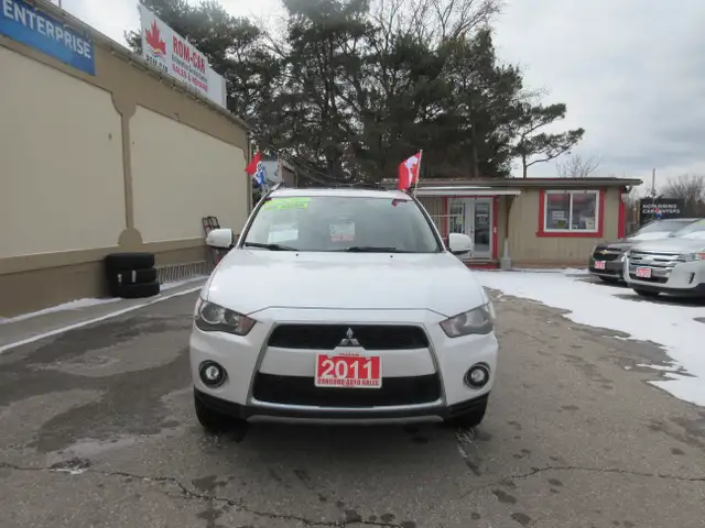 2011 Mitsubishi Outlander LS - Photo 2