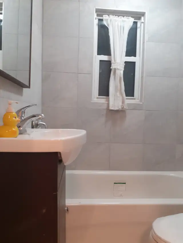 Main&2nd Floor 4Bedroom House,Rent $3000,Victoria Pk Ave&Eglinto - Photo 3