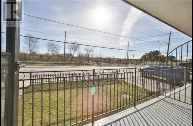 Renovated and central (Sheppard and Keele) - 3bdrm apartment - Photo 2