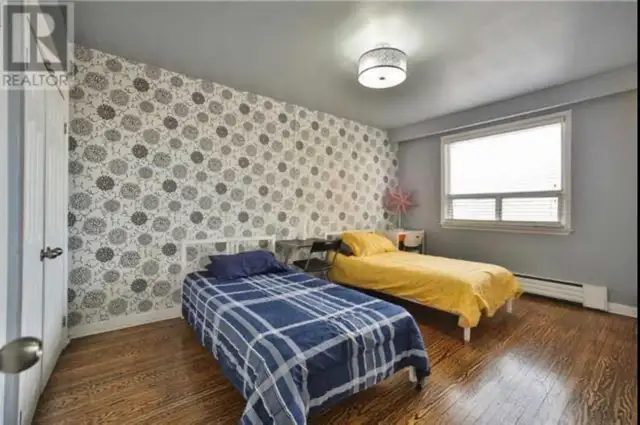 Renovated and central (Sheppard and Keele) - 3bdrm apartment - Photo 3