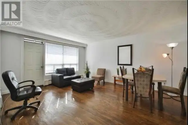 Renovated and central (Sheppard and Keele) - 3bdrm apartment - Photo 6