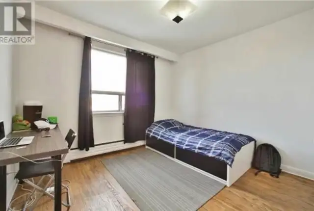 Renovated and central (Sheppard and Keele) - 3bdrm apartment - Photo 7