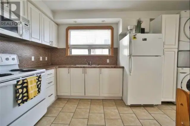 Renovated and central (Sheppard and Keele) - 3bdrm apartment - Photo 8