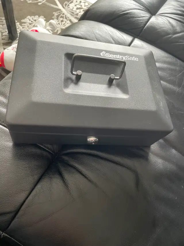 CASH BOX NEW. W: 7" L: 10" H: 4" Grey with 2 keys