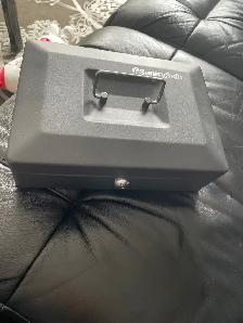 CASH BOX NEW. W: 7" L: 10" H: 4" Grey with 2 keys