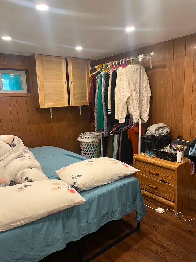 Nice 2B basement apt  DT Toronto Dundas & Bathurst all inclusive - Photo 2