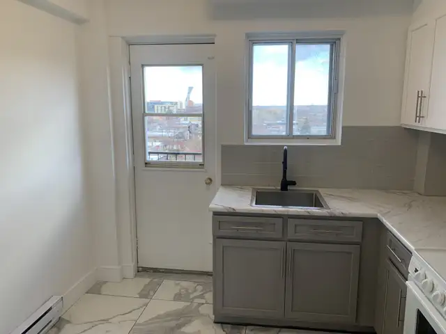 3 1/2 RÉNOVÉ – INTERNET INCLUS – MÉTRO – BALCON – ÉLECTROS - Photo 3