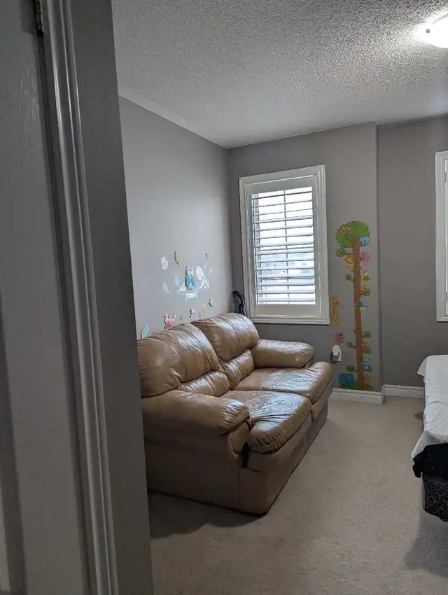 A clean and desent Master bedroom for Rent in Brampton - Photo 9